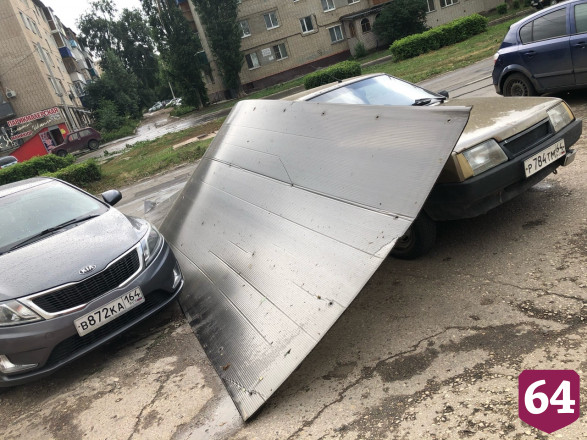 В Саратовской области ураган валил деревья и переворачивал автомобили 