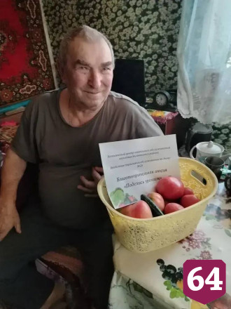 Саратовцы делятся со стариками урожаем кабачков и малины 