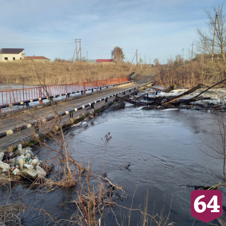 В Саратовской области паводковые воды затопили мост и 4 плотины