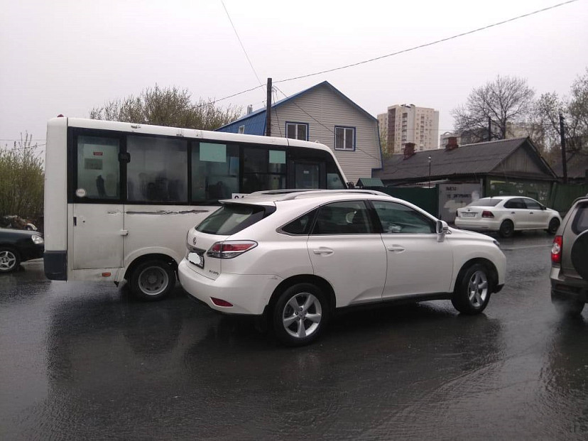 В Саратове иномарка сбила пешехода и врезалась в маршрутку