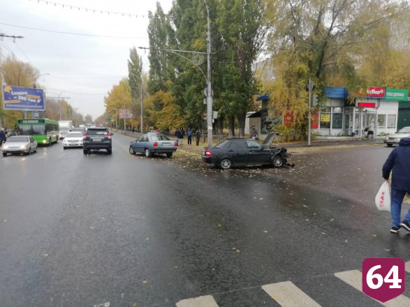 В ДТП на проспекте 50 лет Октября покалечился водитель «Приоры»