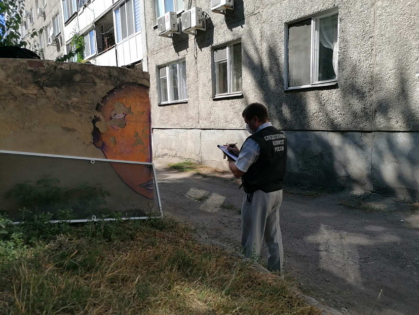 Следователи начали проверку после гибели ребенка в центре Саратова