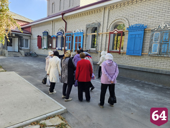 Выставка старинных наличников стала «машиной времени» для саратовских пенсионеров