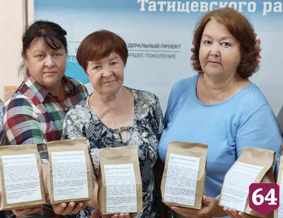 Саратовские волонтеры собрали на лугу целебные травы для бойцов СВО 