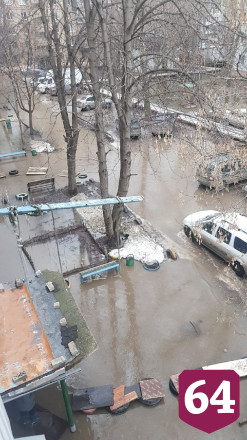 Жители Энгельса по покрышкам выбираются из затопленной многоэтажки