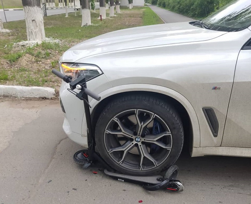 Под Саратовом BMW сбил двух мальчиков на электросамокатах