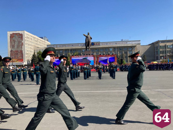 В Саратове состоялось торжественное прохождение войск в честь Дня Победы