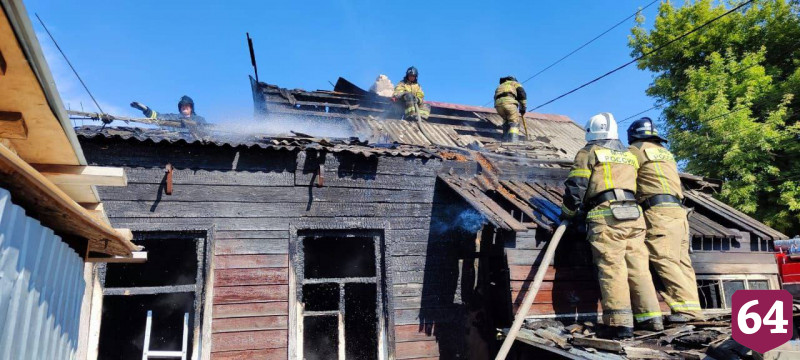 В Саратове пожарные отбивают от огня частный дом