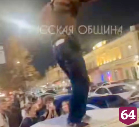 В Саратове юноша после общения с полицией извинился за танцы на машине