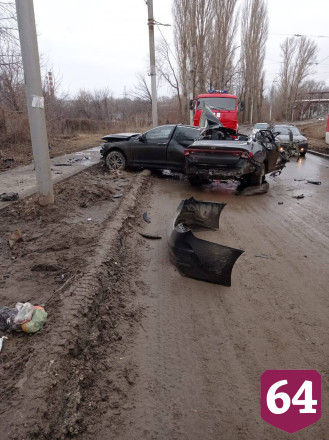 В Саратове автомобиль разорвало при ударе о столб