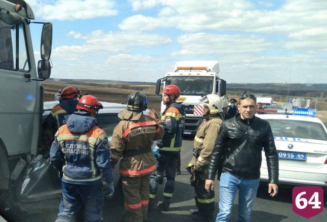 Автоледи погибла в лобовом столкновении с грузовиком под Саратовом 