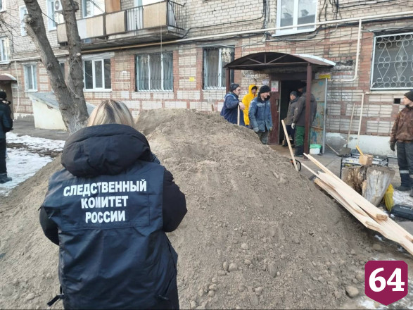 Провал в подъезде энгельсской пятиэтажки засыплют песком