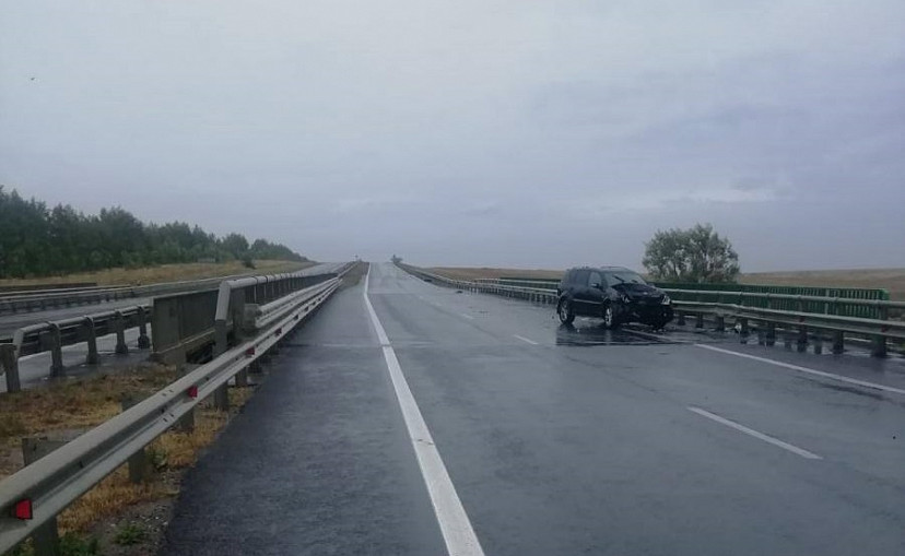 На саратовской трассе водитель внедорожника протаранил отбойник 
