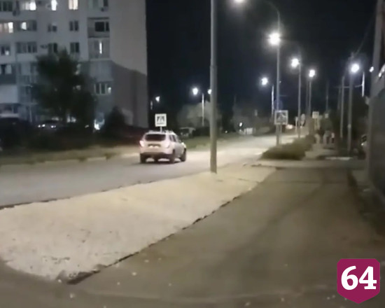 В Саратове неизвестные засыпали газон щебнем 