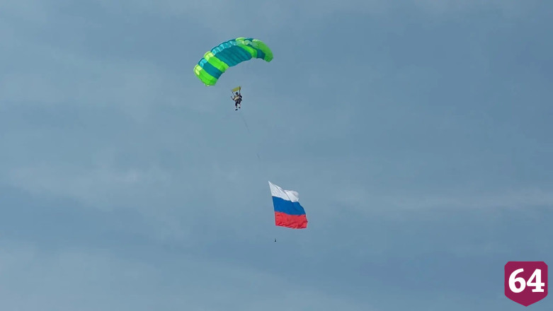 В саратовском аэроклубе будущие космонавты сдали зачетные прыжки с парашютом