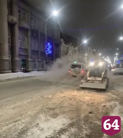 В центре Саратова автохам на внедорожнике въехал в груду снега