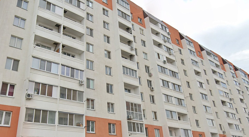 В Энгельсе женщину под угрозой ножа изнасиловали в подъезде