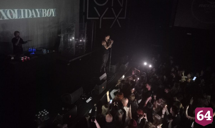 В Саратове поклонницы умоляли певца Xolidayboy забрать их с собой