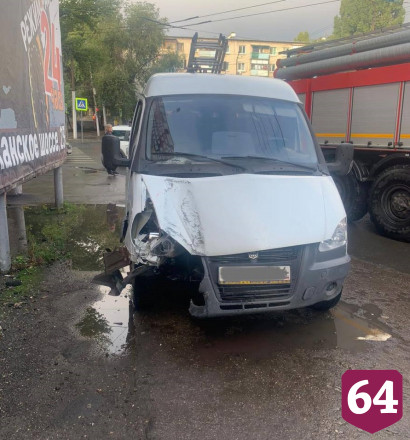 В Саратове водитель «Газели» снес светофор и покалечил пассажира