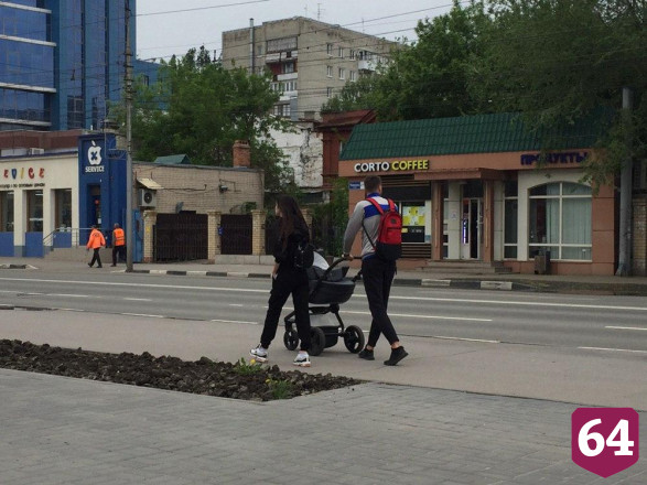 Жители Саратова в День Победы устраивают одиночные автопробеги с флагами