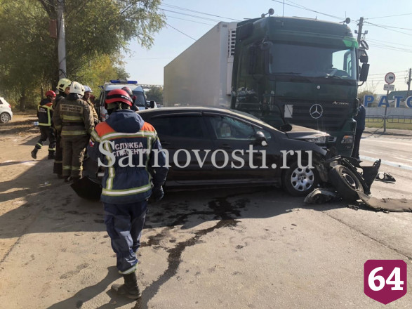 В ДТП с 2 фурами на выезде из Саратова пострадала автоледи