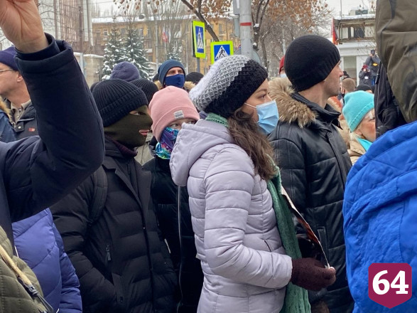 В Саратове несовершеннолетние на митинг Навального вышли за еду