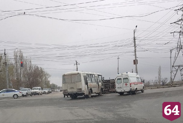 На перекрестке от удара автобуса перевернулась «Газель» 