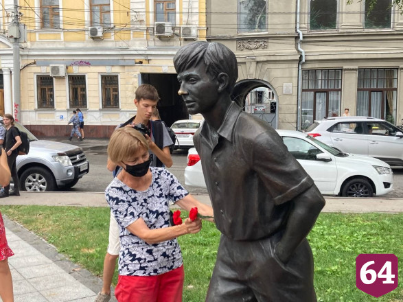 Жители Саратова возложили цветы к памятнику Олегу Табакову
