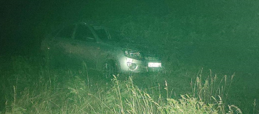 Девушка опрокинула «Ладу» в поле под Саратовом и попала в больницу