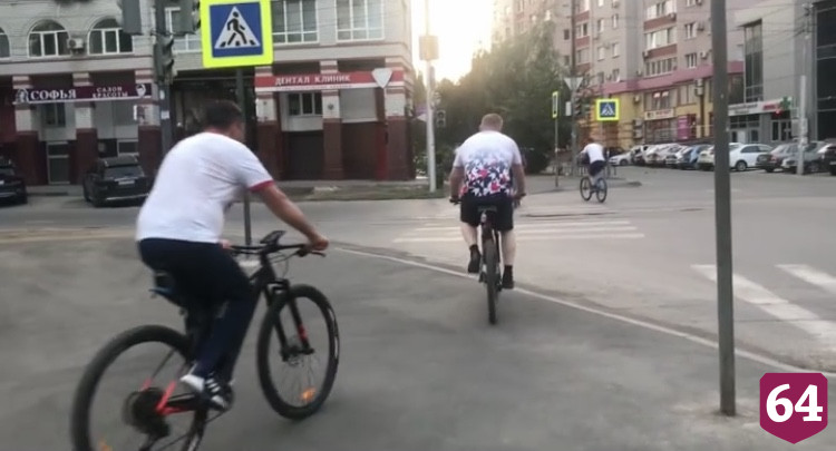 Глава Саратова на велосипеде проверил ремонт тротуаров