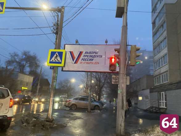 Саратовцы оставляют подписи в поддержку Владимира Путина на выборах президента 