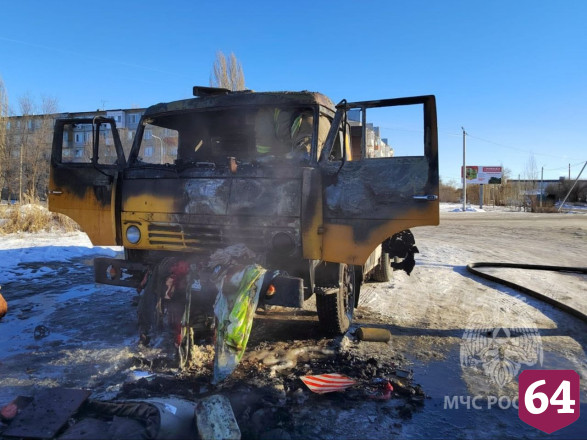 Дальнобойщик получил ожоги при возгорании грузовика под Саратовом