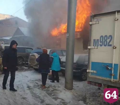 Пожарные тушили в центре Саратова частный дом