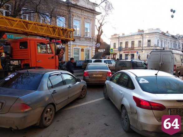 На Вольской у ТЮЗа столкнулись четыре автомобиля 
