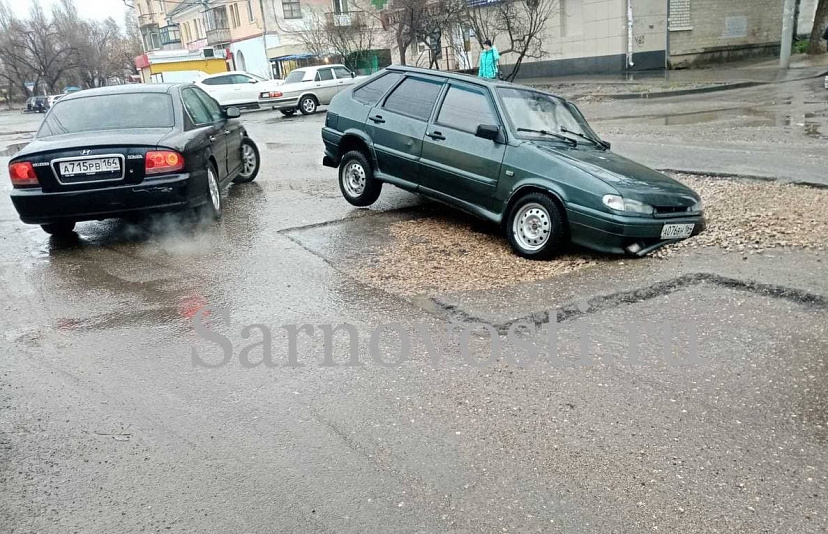 В Саратове под легковушкой провалилась дорога