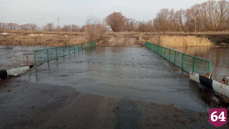 Паводковые воды затопили два моста в Саратовской области