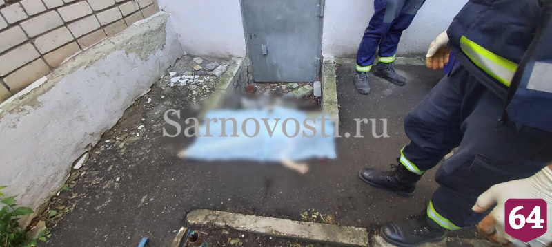 В Саратове 2-летний ребенок выпал из окна и разбился насмерть