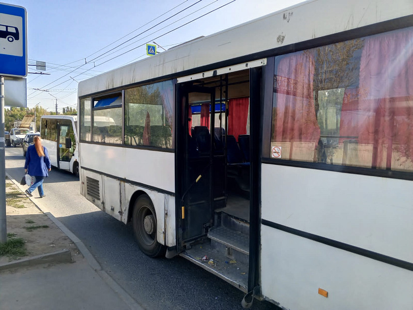 В саратовском автобусе покалечилась 60-летняя женщина