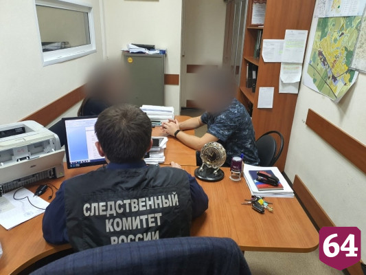 Сотрудник УФСИН за взятки пронес заключенному часы и телефон