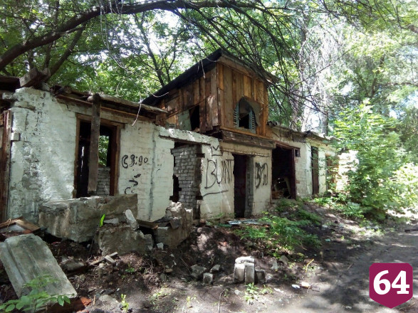Саратовцы опасаются обрушения стены постройки рядом со школой