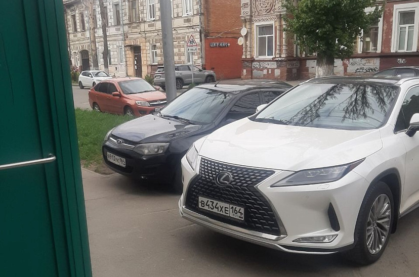 В Саратове автоледи на «Лексусе» заблокировала проезд аварийной службе