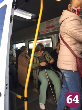 Жители Саратова в автобусах носят маски на подбородке