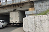 Грузовик застрял под «мостом глупости» в Саратове и перекрыл проезд