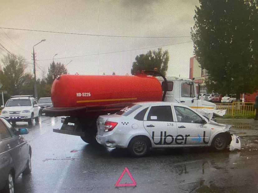Таксист протаранил автоцистерну и попал в больницу