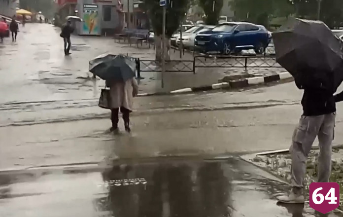 Жители Саратова соорудили плот для переправы по затопленной улице