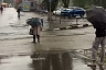 Жители Саратова соорудили плот для переправы по затопленной улице