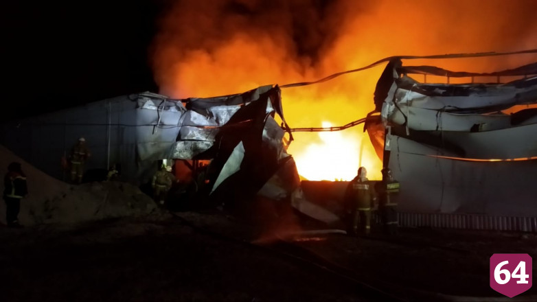 На окраине Саратова сгорел склад с полиэтиленом