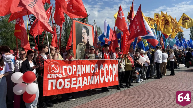 Тысячи саратовцев пришли в День Победы к мемориалу «Журавли» 