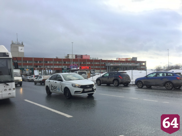 Саратовского таксиста наказали за пассажира без маски 