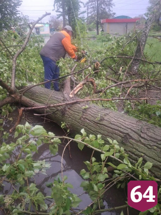 В Саратовской области сильный ветер повалил водонапорную башню 